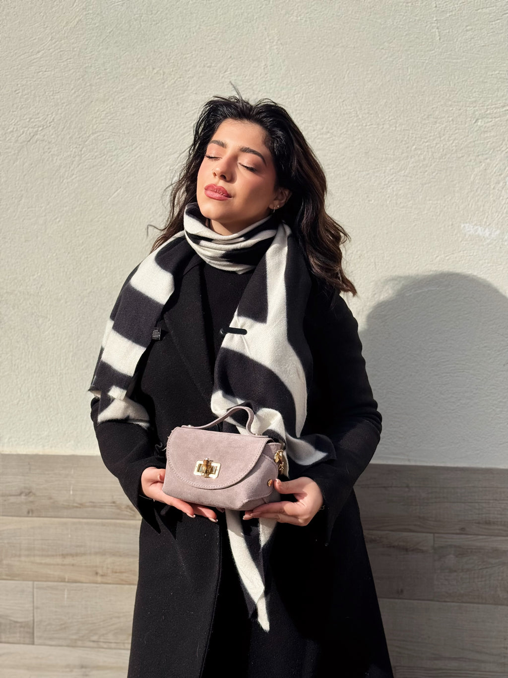 Borsa in vera pelle scamosciata con chiusura in bambù