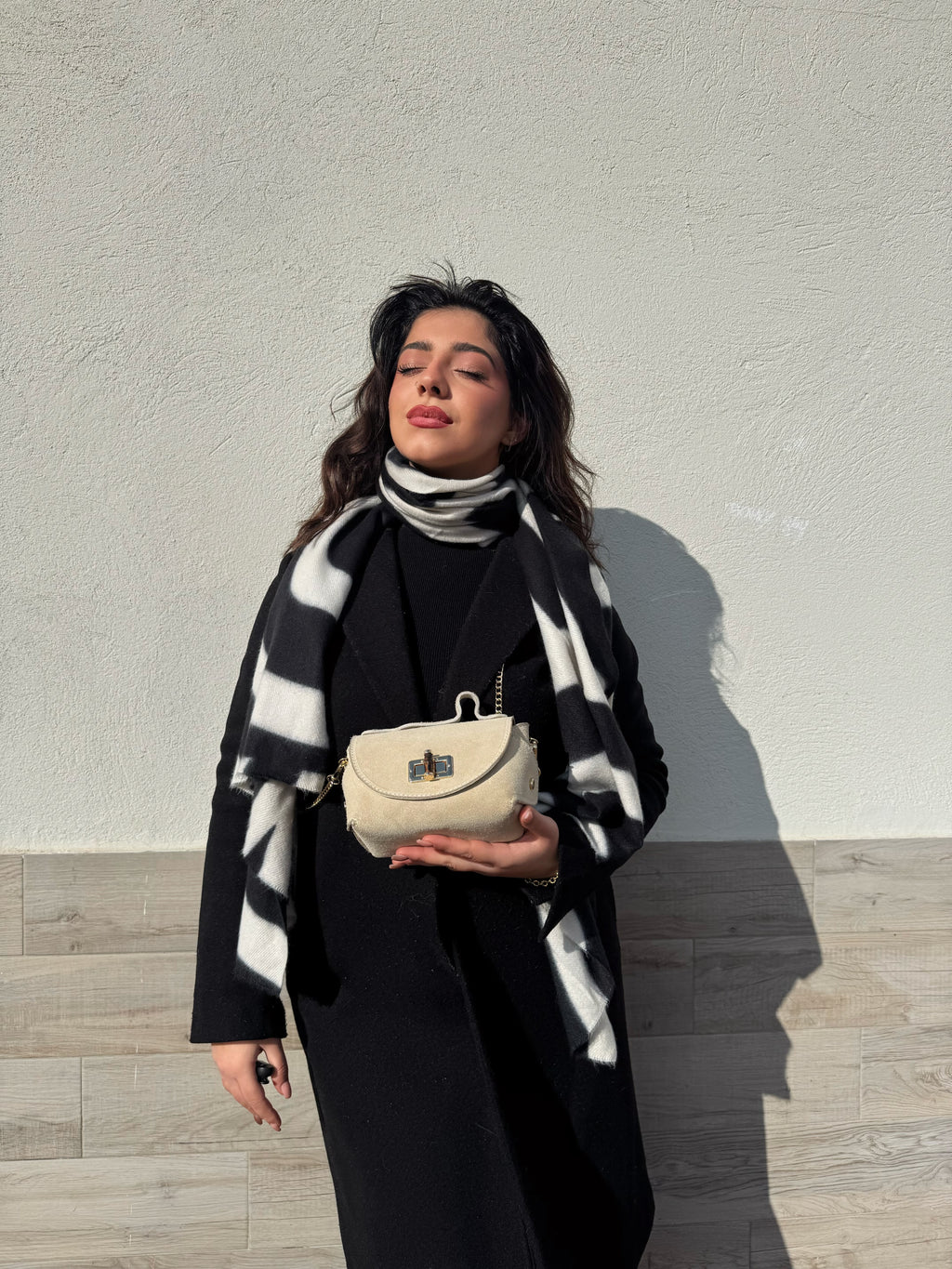 Borsa in vera pelle scamosciata con chiusura in bambù