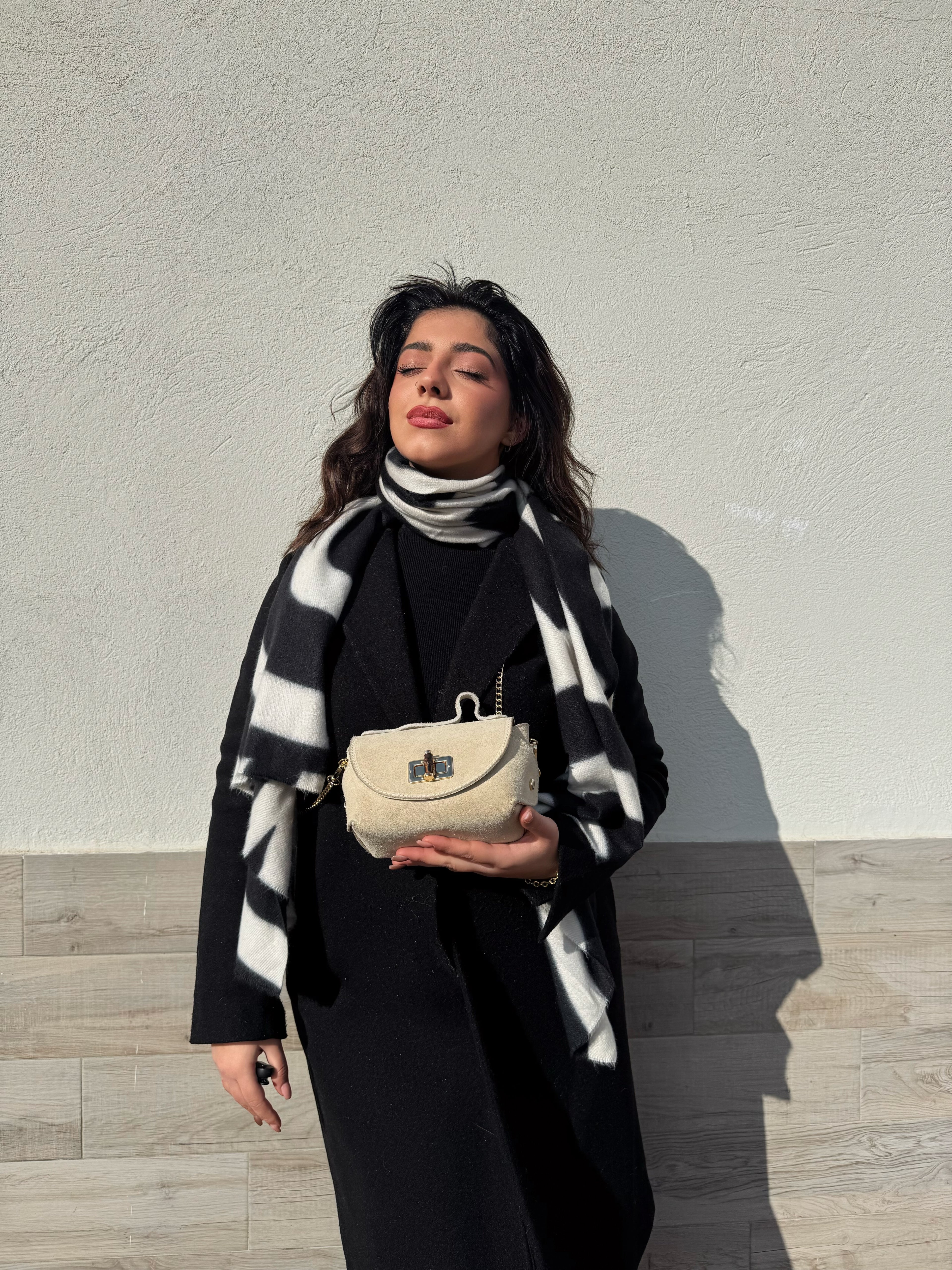 Borsa in vera pelle scamosciata con chiusura in bambù