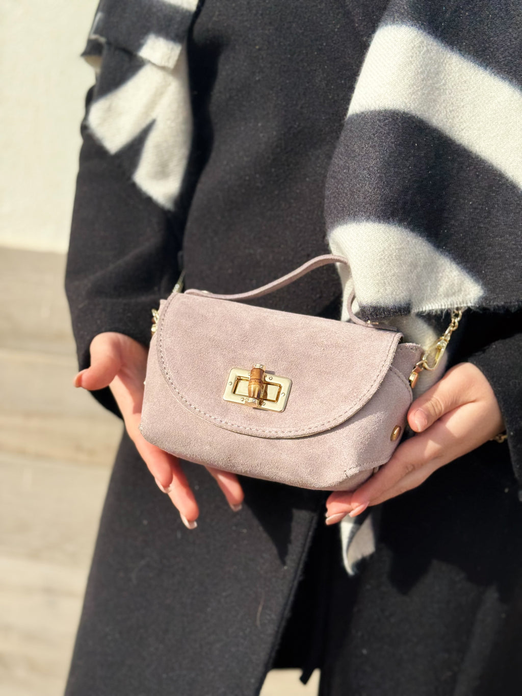 Borsa in vera pelle scamosciata con chiusura in bambù