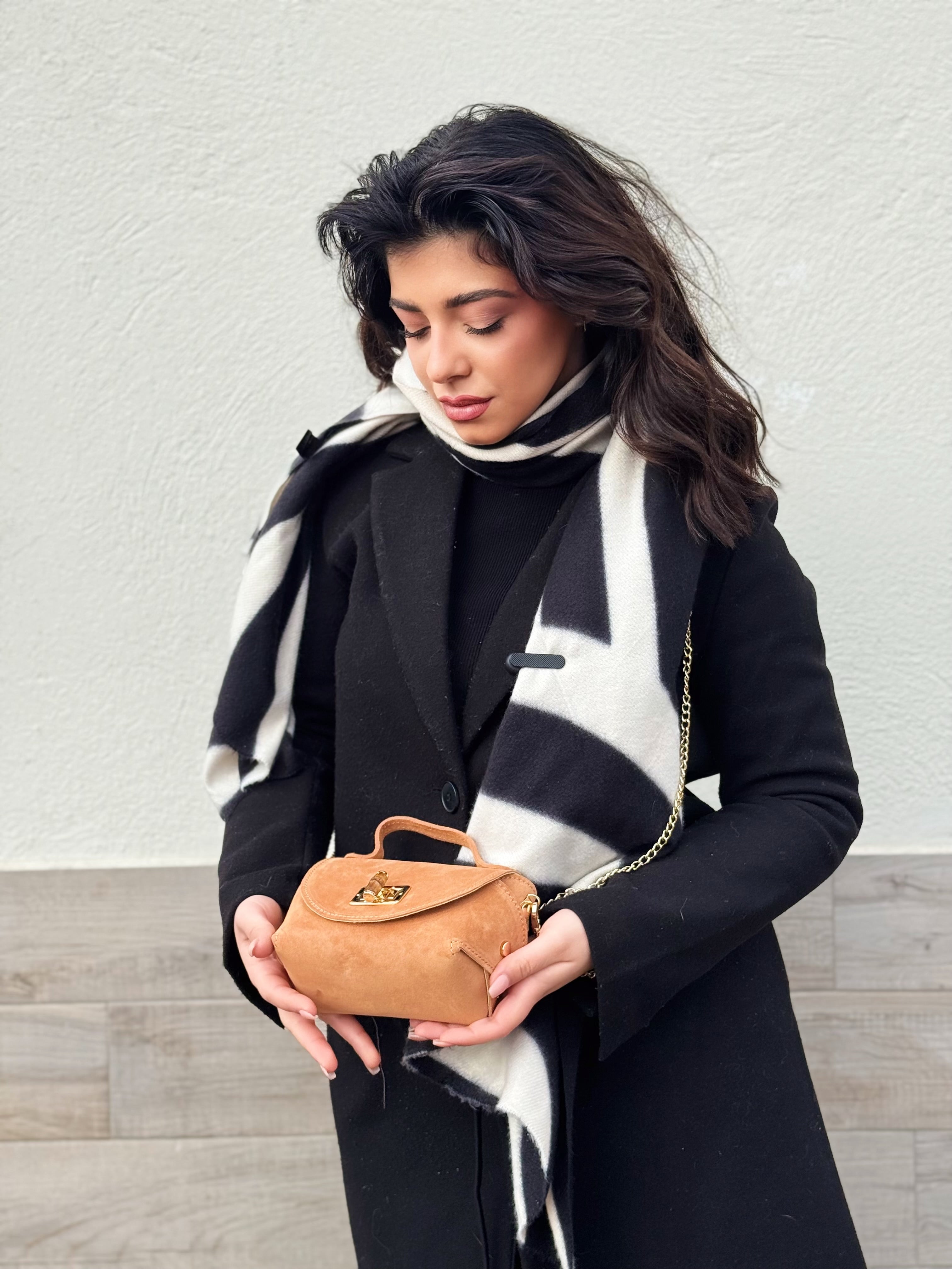 Borsa in vera pelle scamosciata con chiusura in bambù