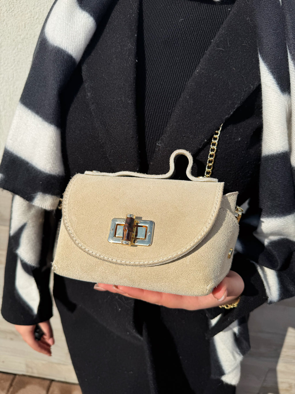 Borsa in vera pelle scamosciata con chiusura in bambù