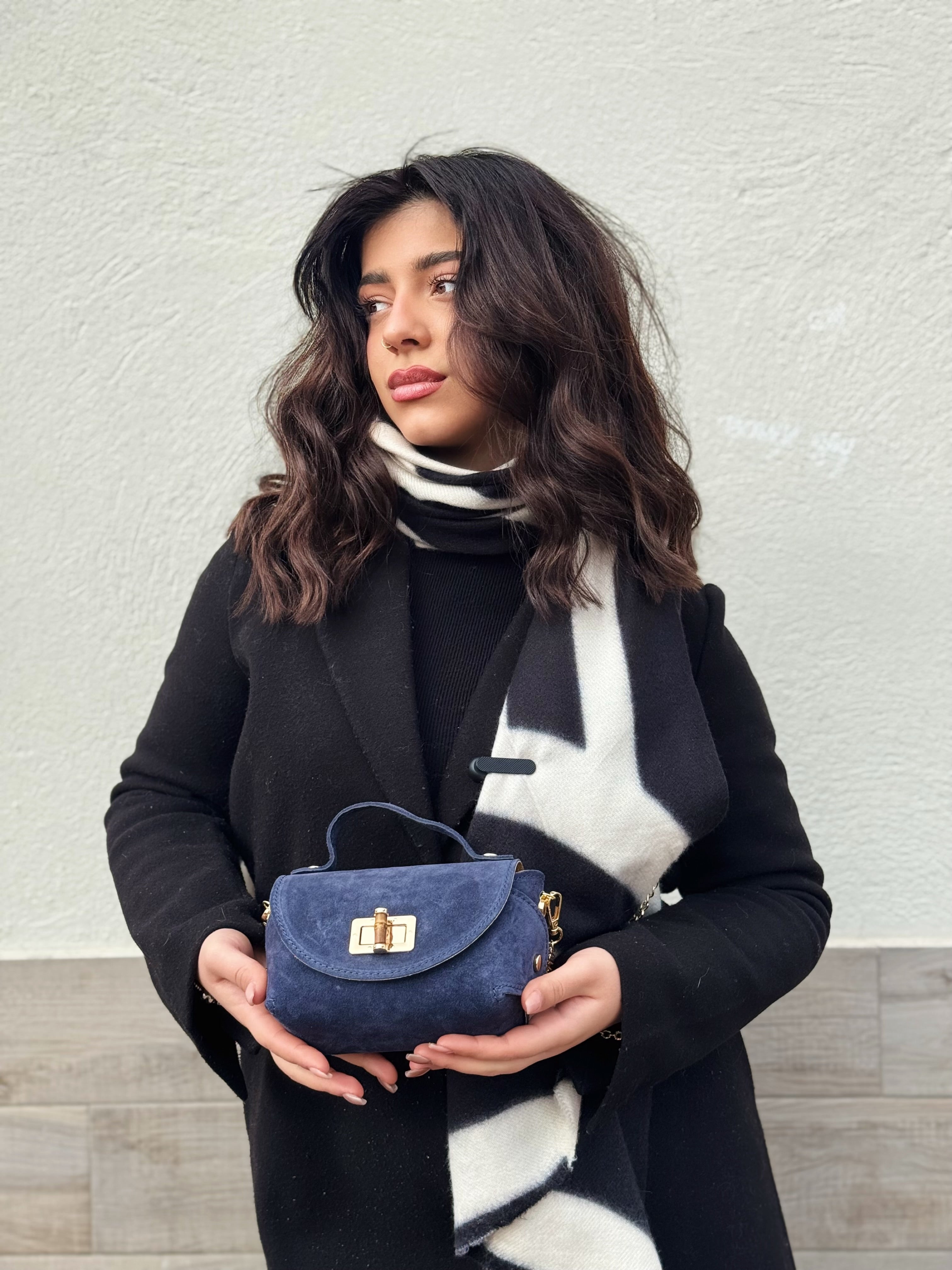 Borsa in vera pelle scamosciata con chiusura in bambù