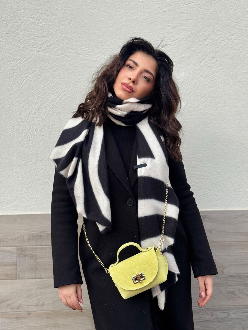 Borsa in vera pelle scamosciata con chiusura in bambù