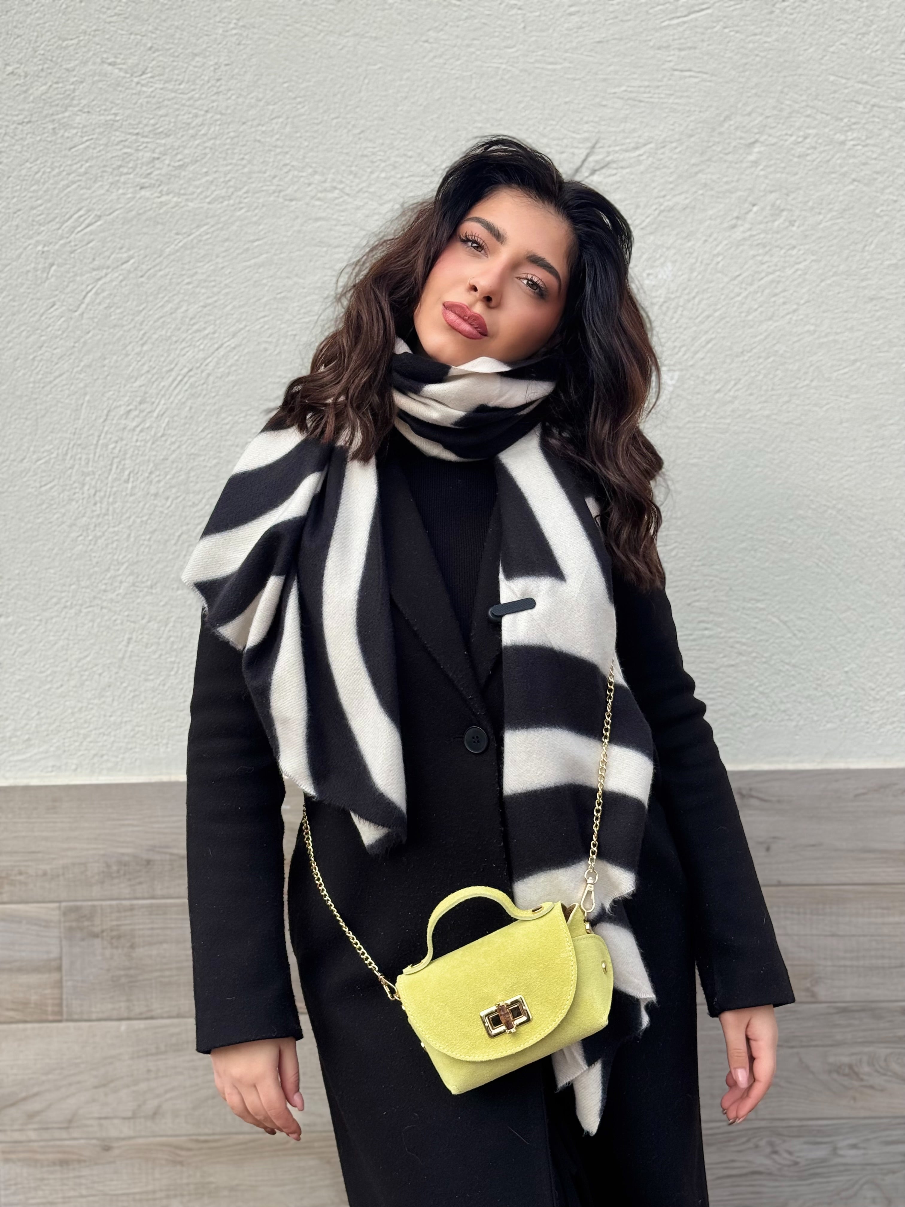 Borsa in vera pelle scamosciata con chiusura in bambù