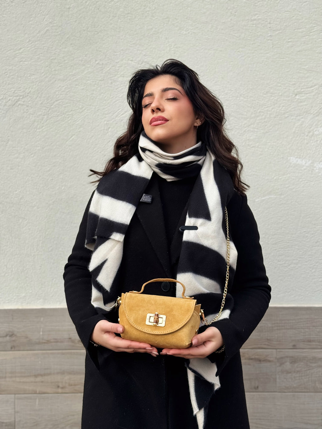 Borsa in vera pelle scamosciata con chiusura in bambù