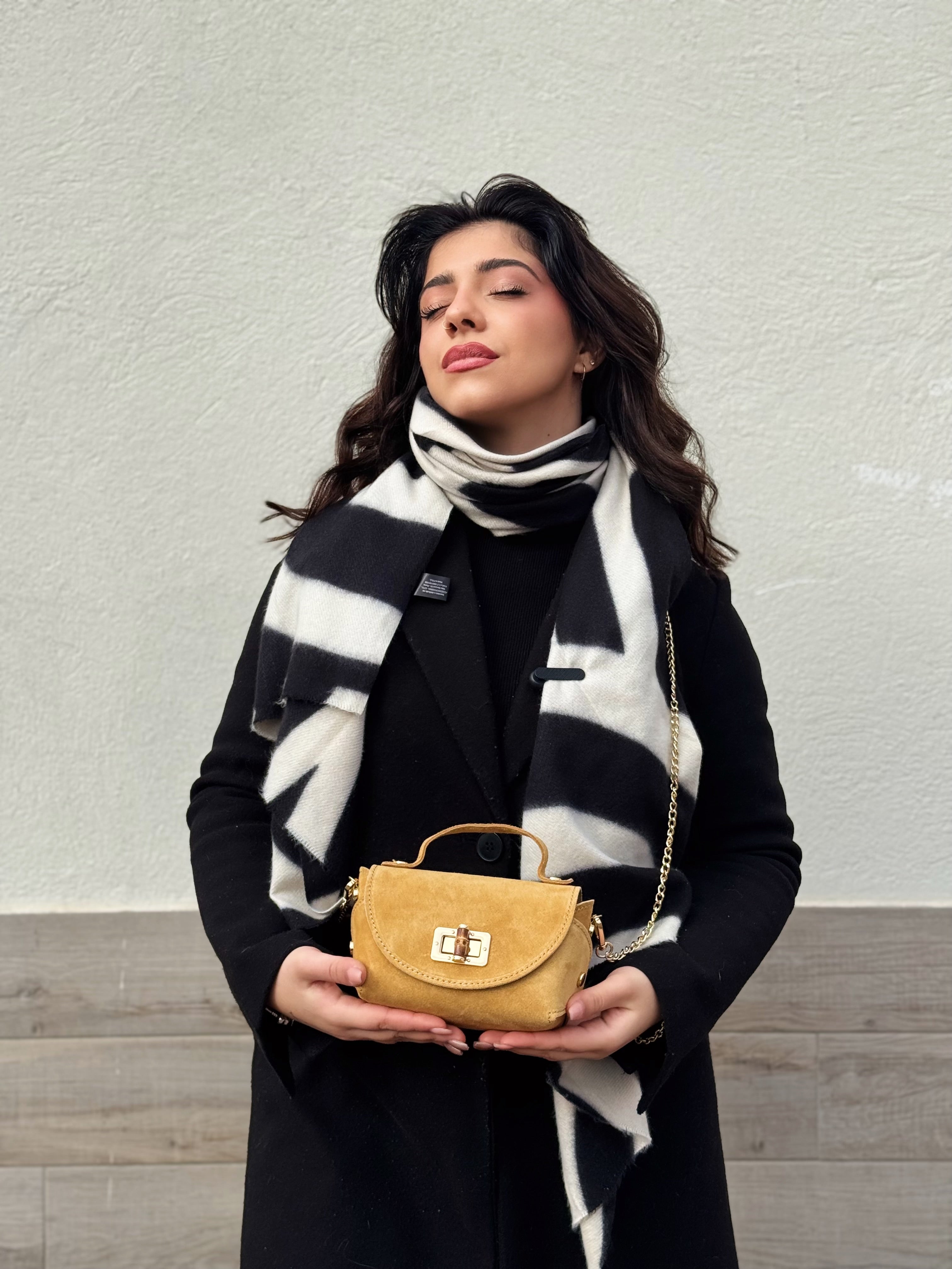 Borsa in vera pelle scamosciata con chiusura in bambù