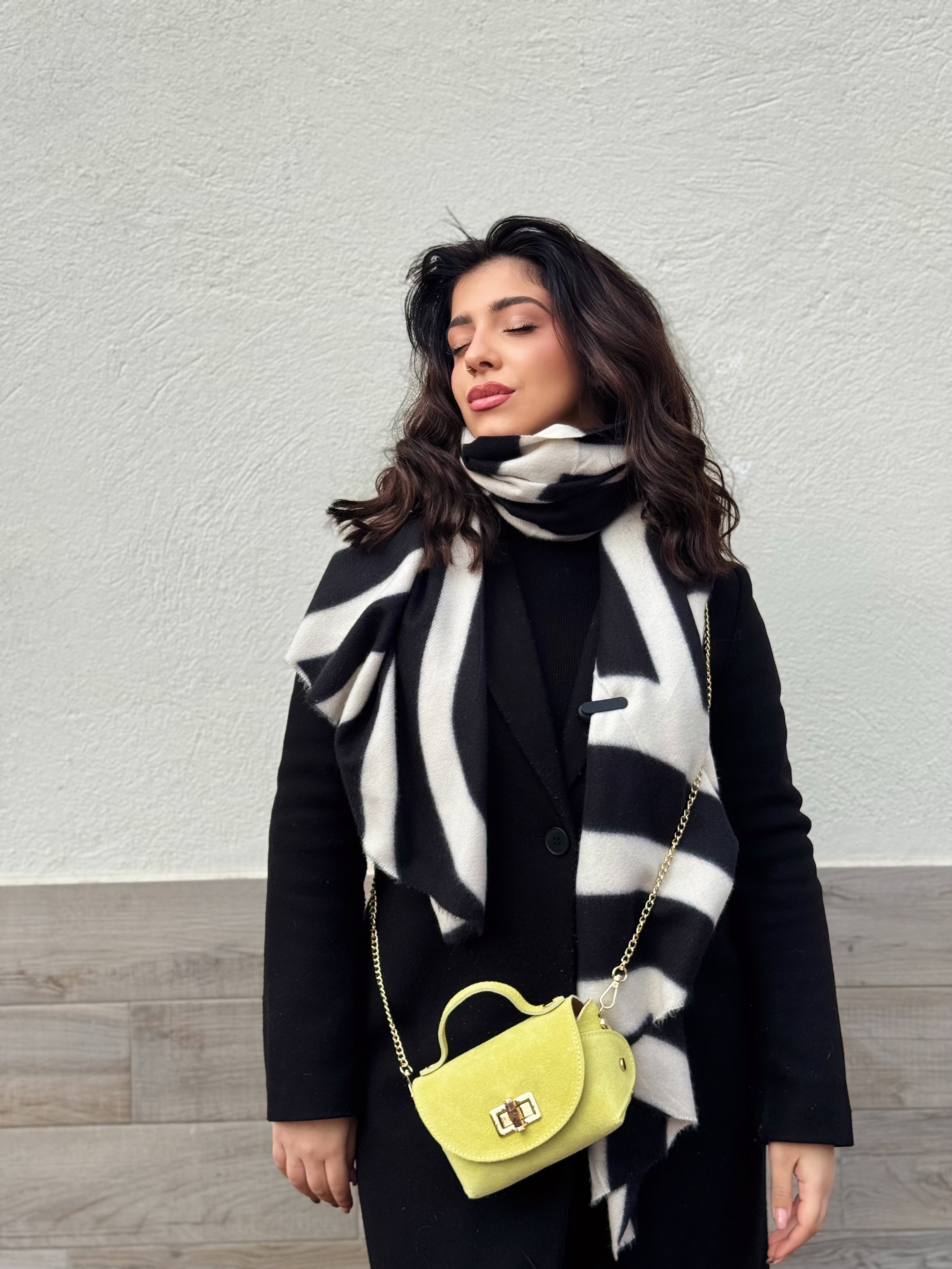 Borsa in vera pelle scamosciata con chiusura in bambù