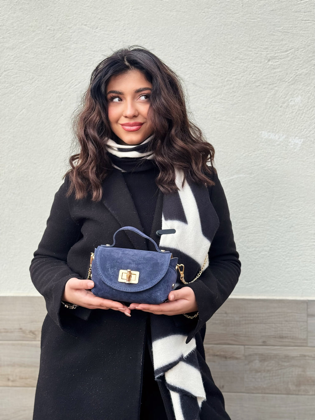 Borsa in vera pelle scamosciata con chiusura in bambù