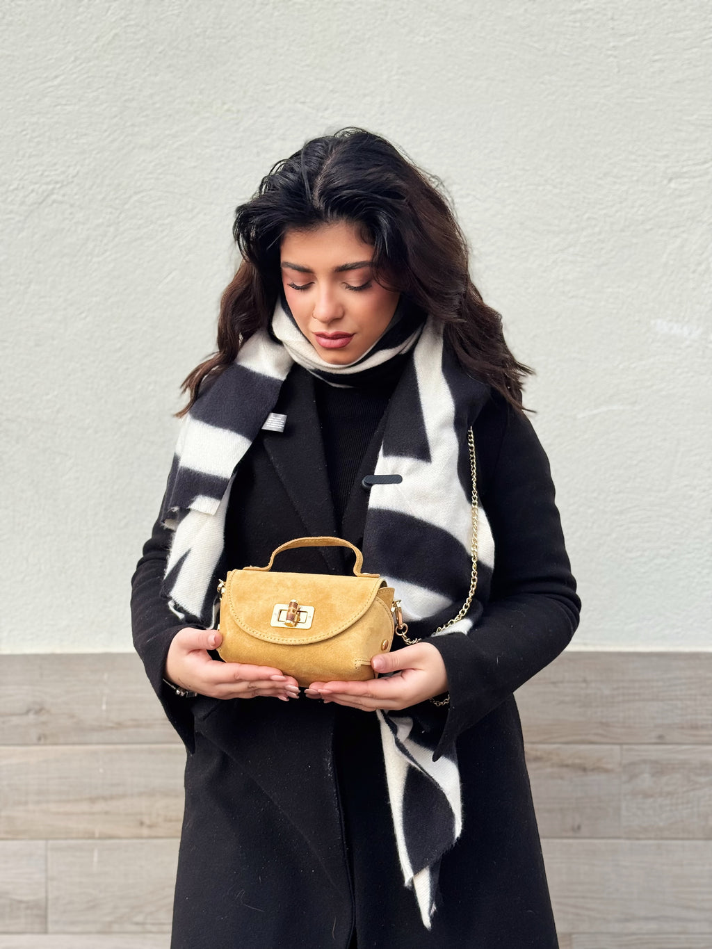 Borsa in vera pelle scamosciata con chiusura in bambù