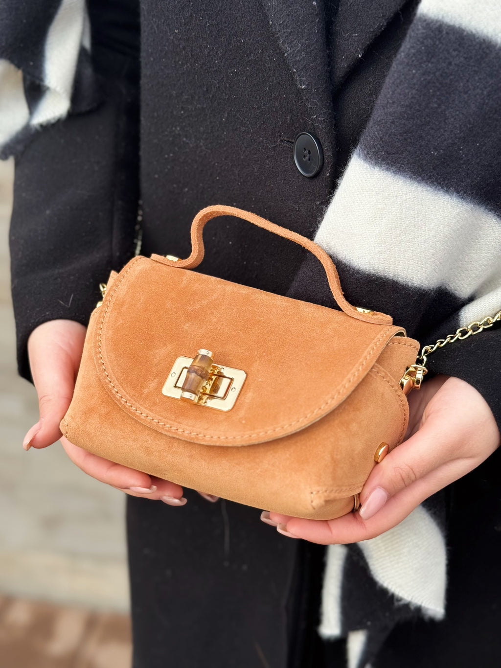 Borsa in vera pelle scamosciata con chiusura in bambù