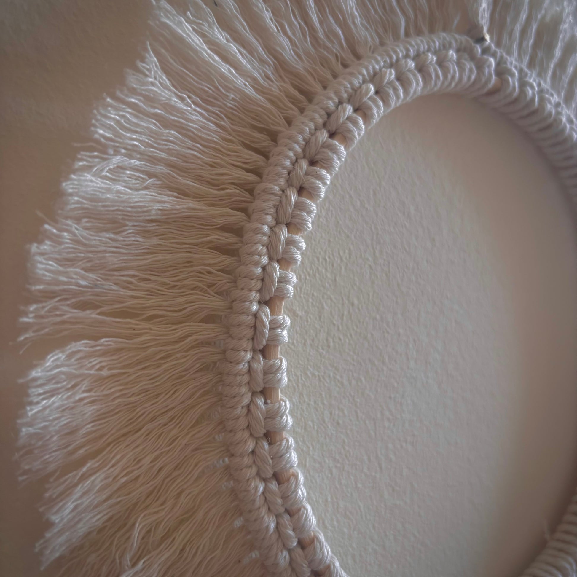 Cornice in macramè