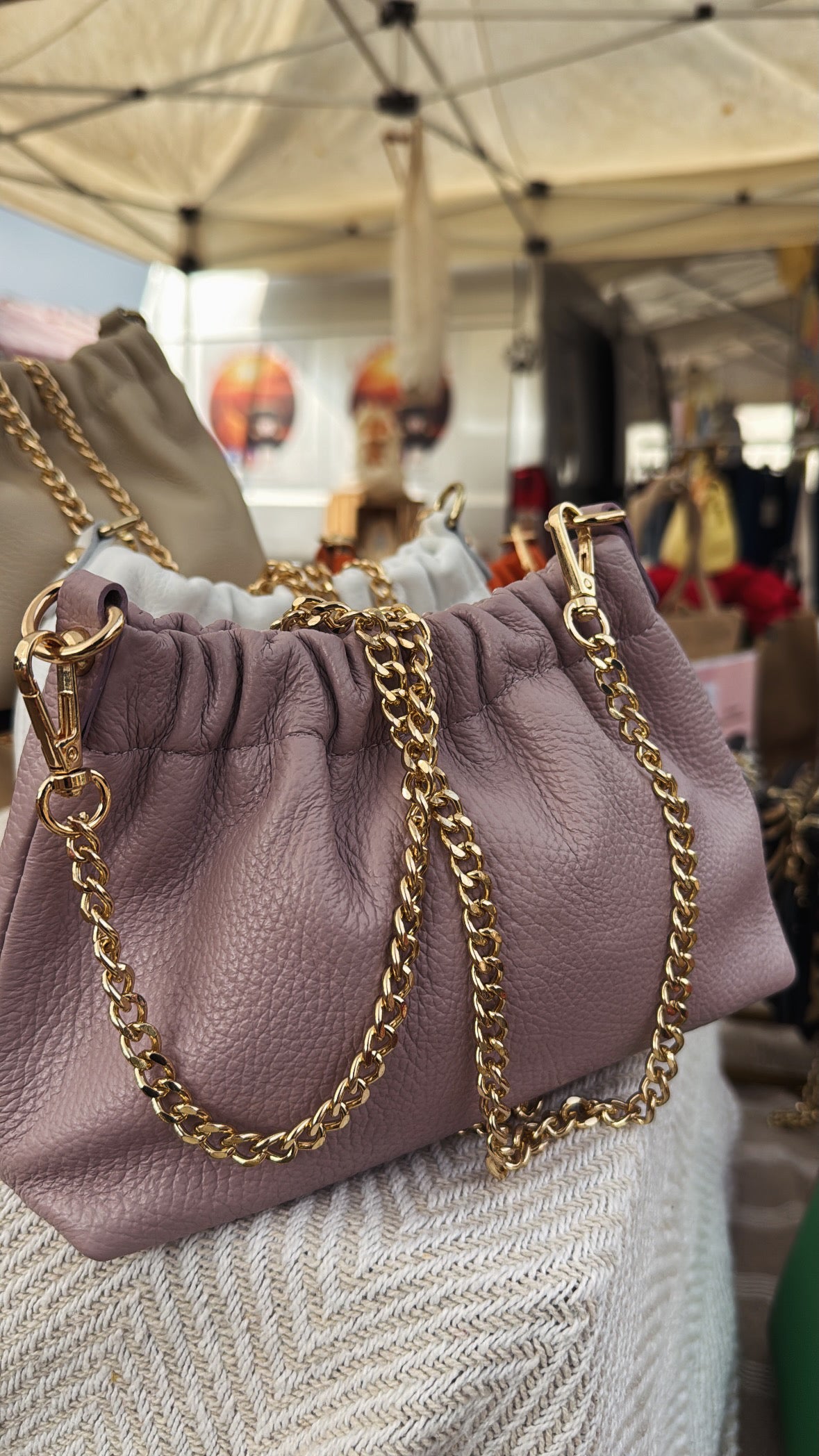 Borsa lilla arricciata in vera pelle con catenella