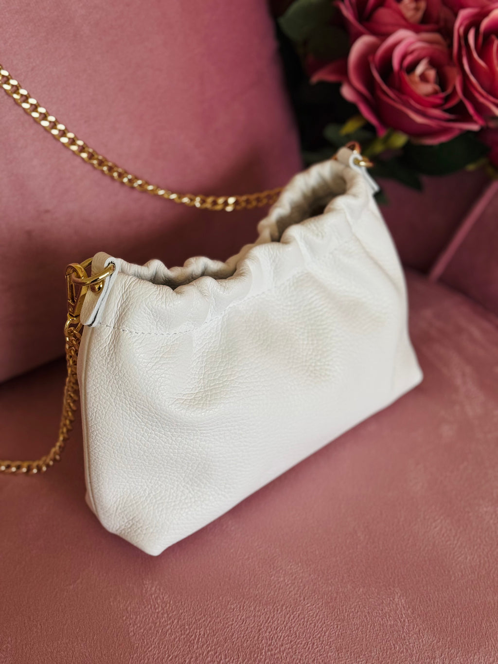 Borsa bianca arricciata in vera pelle con catenella