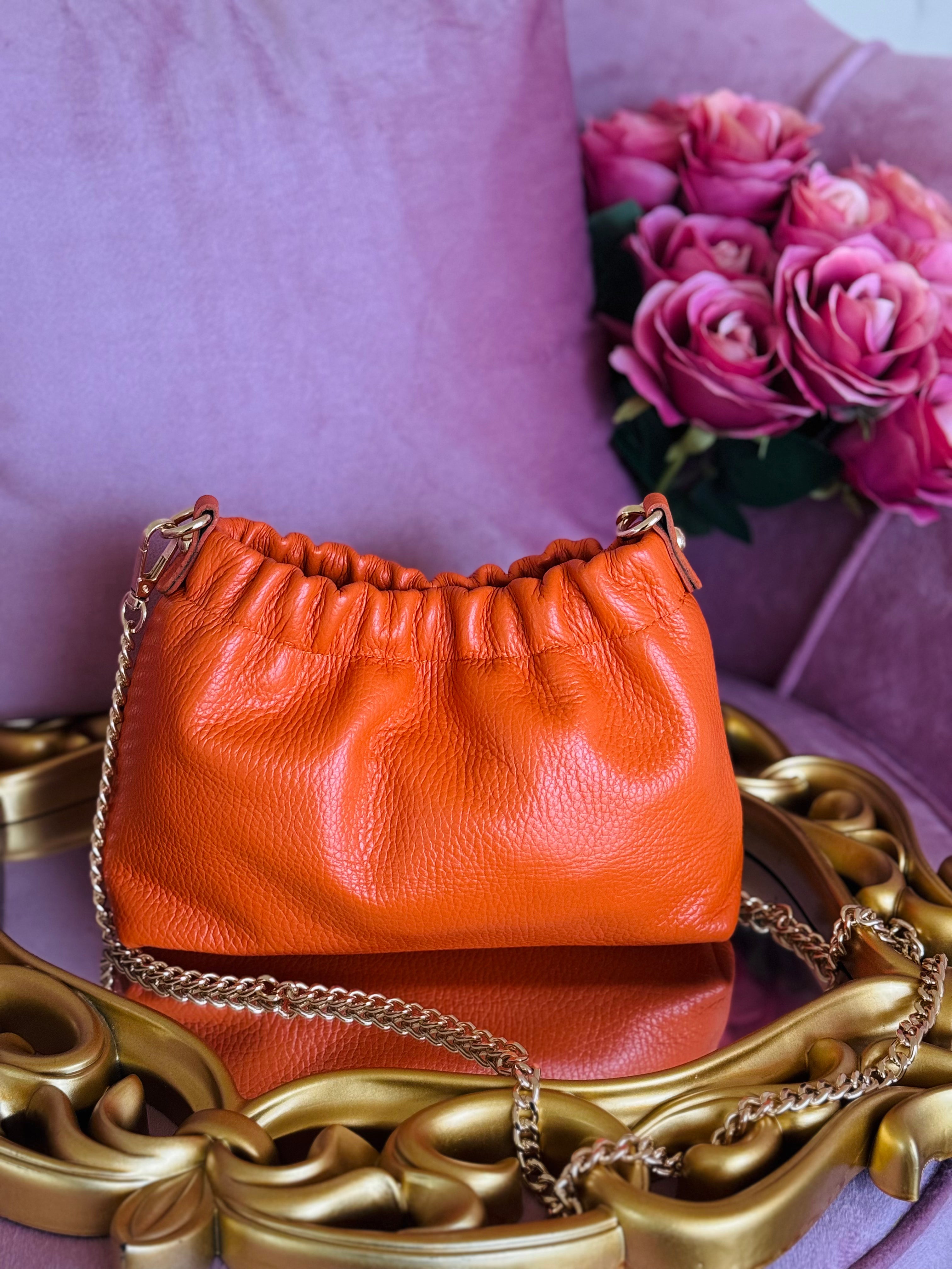 Borsa arancione arricciata in vera pelle con catenella