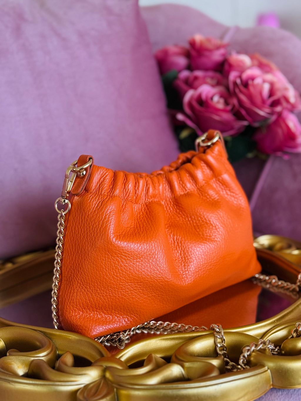 Borsa arancione arricciata in vera pelle con catenella