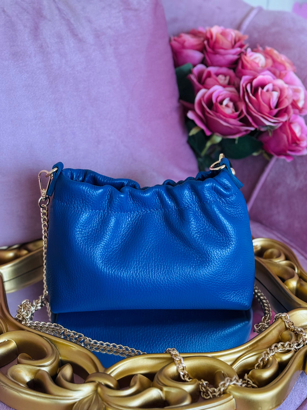 Borsa blu arricciata in vera pelle con catenella