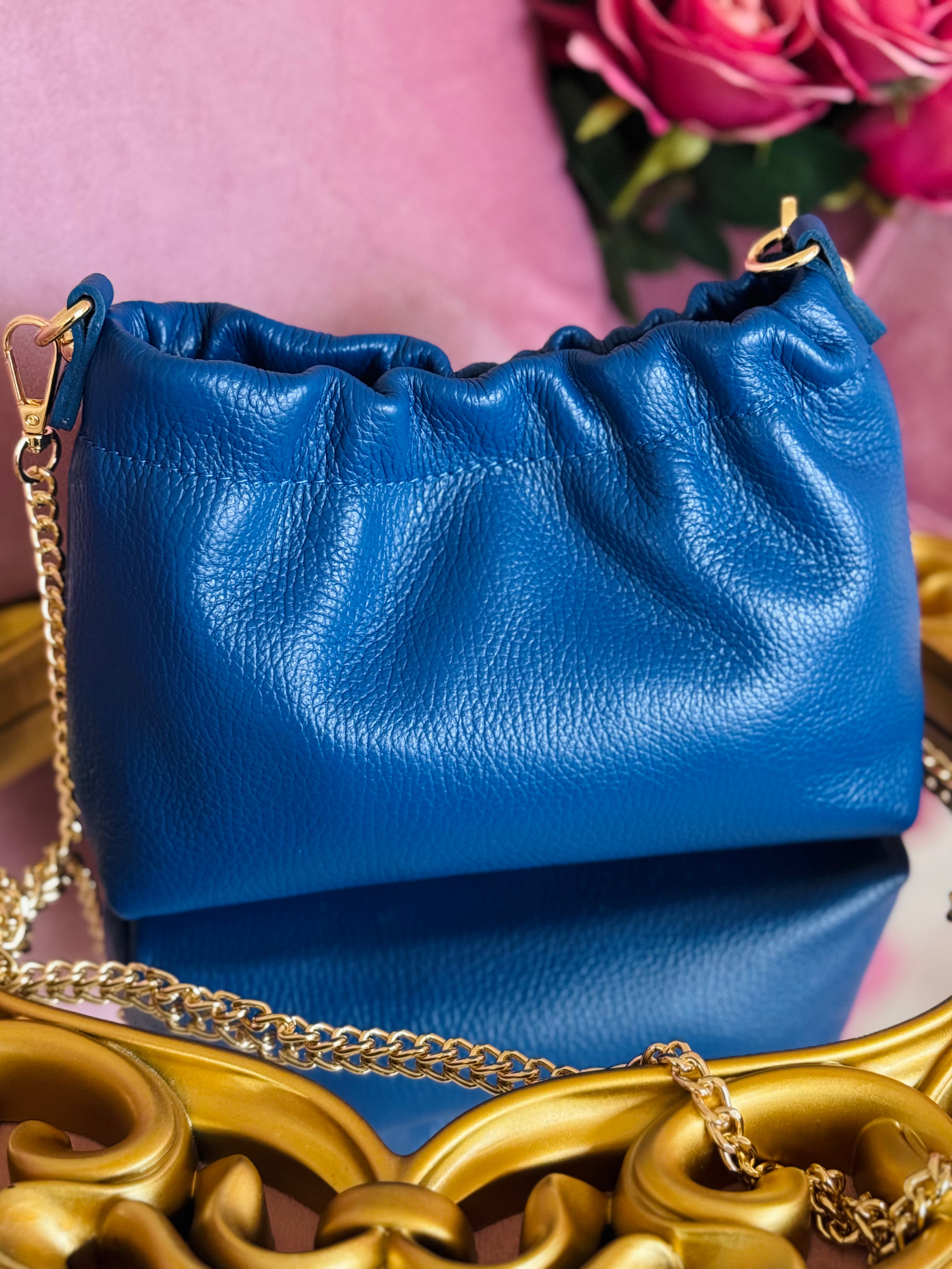 Borsa blu arricciata in vera pelle con catenella