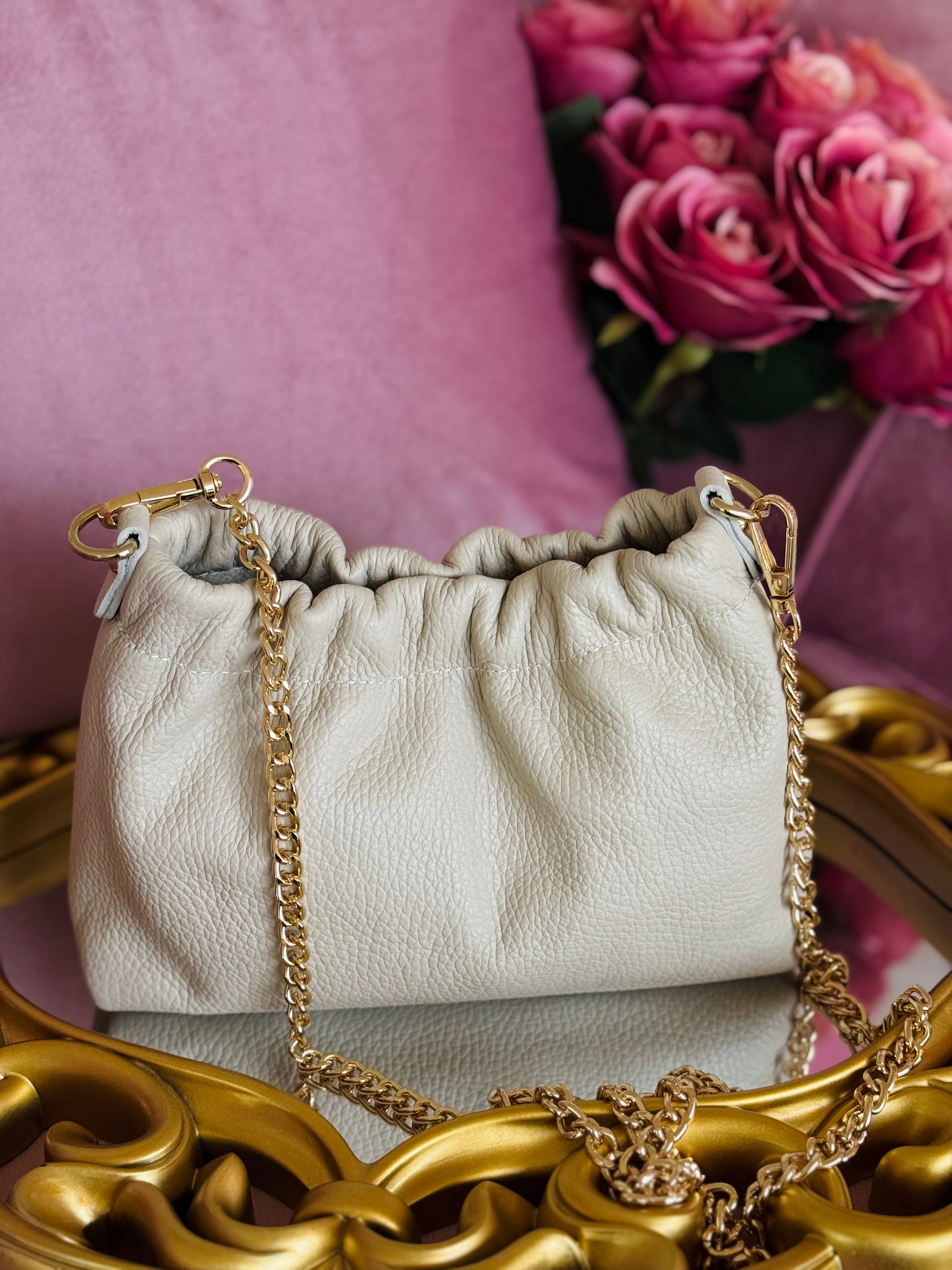 Borsa beige arricciata in vera pelle con catenella