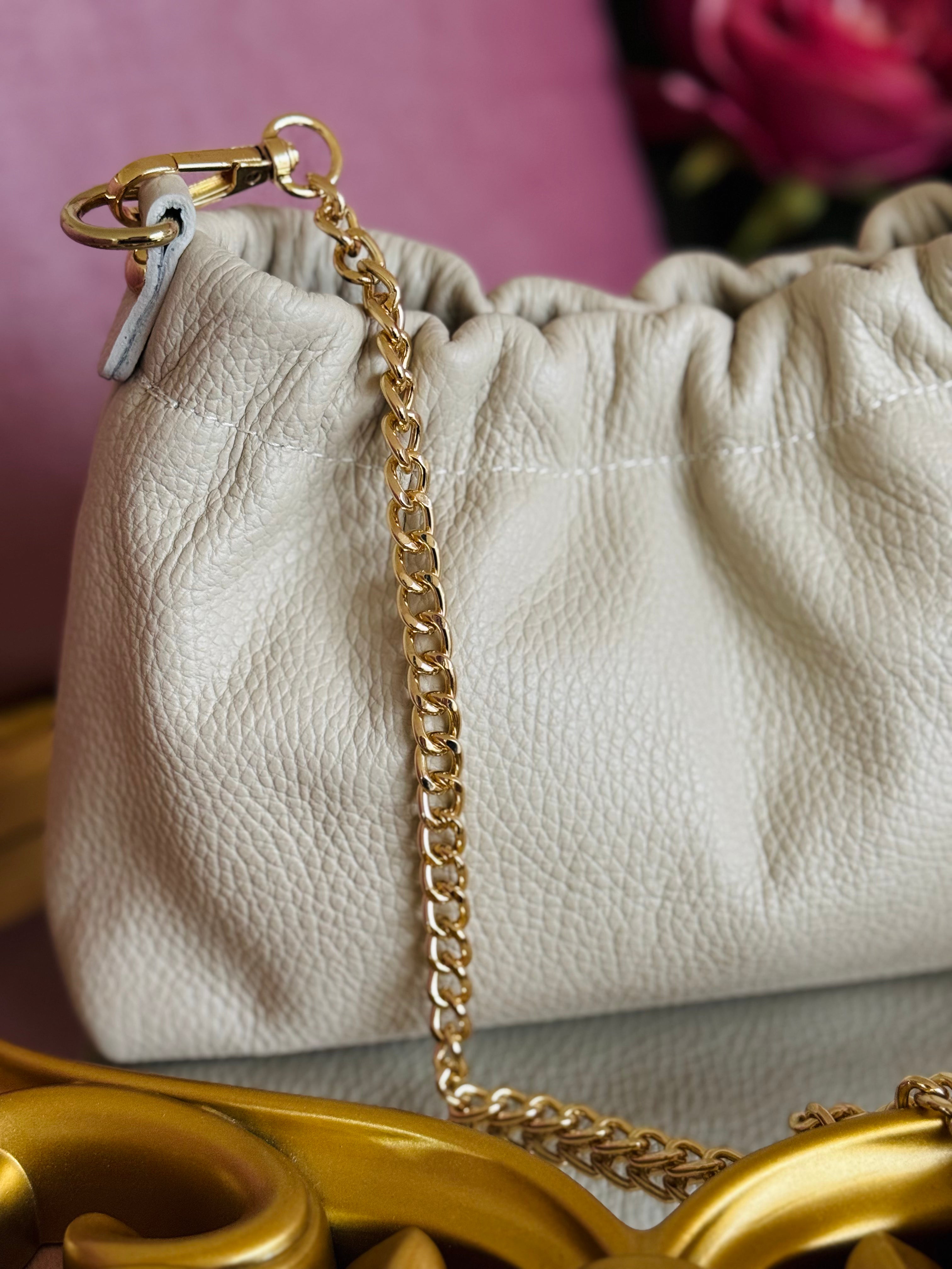 Borsa beige arricciata in vera pelle con catenella